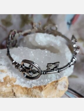 Unsigned Vintage Skeleton Key Bangle Bracelet Silver Tone